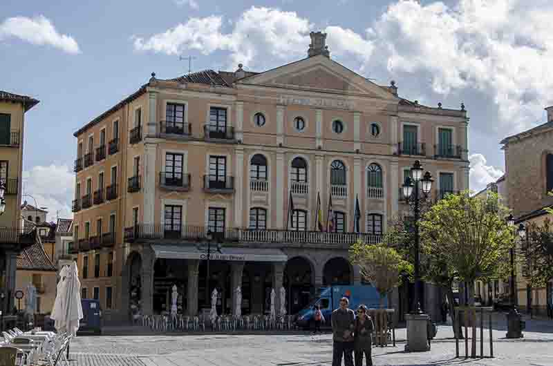 40 - Segovia - Plaza Mayor - teatro Juan Bravo